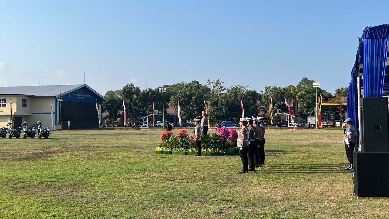 Personel Bid TIK Polda NTB Gelar Sound System dan Videotron dalam Apel HUT Lalu Lintas Bhayangkara k
